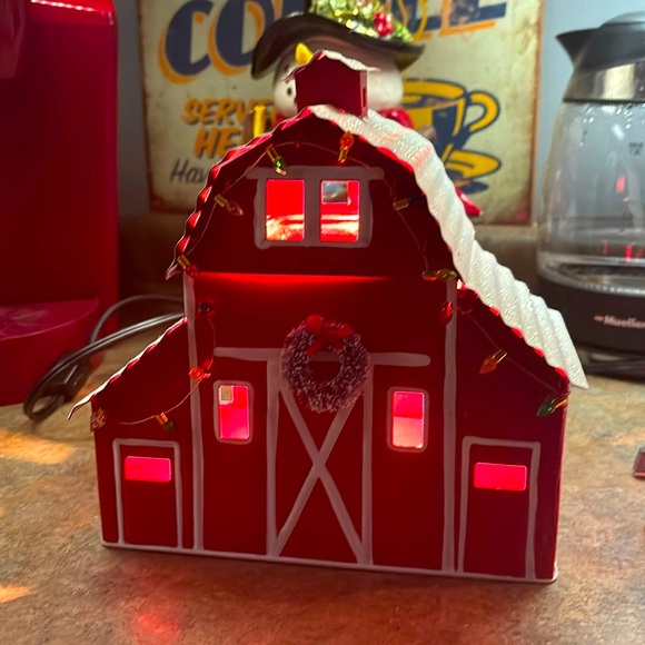 Retired Scentsy Christmas Barn 🎄 - Picture 4 of 7